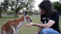 Ron et un kangourou en Australie